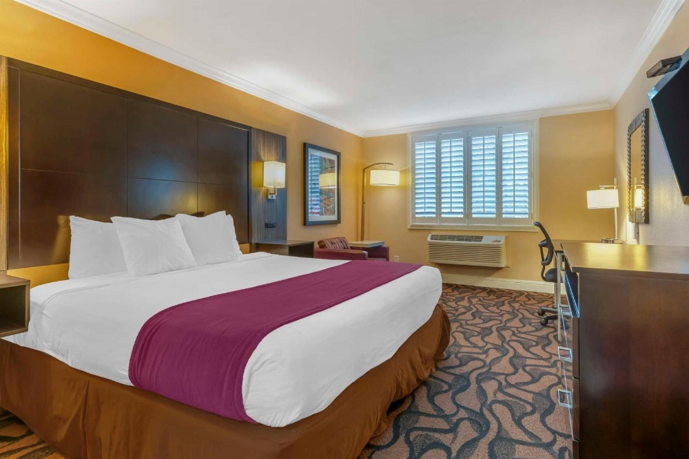 Best Western Plus Airport Plaza