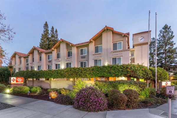Best Western Plus Airport Plaza image 1