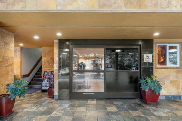 Best Western Plus Airport Plaza image 12